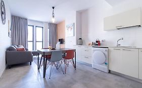 Central And Luxurious 1 Bdr